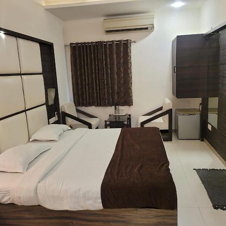 Hotel Golden Plaza à Ahmedabad Extérieur photo