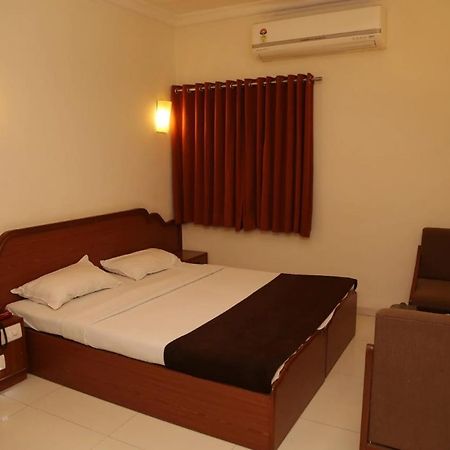 Hotel Golden Plaza à Ahmedabad Extérieur photo