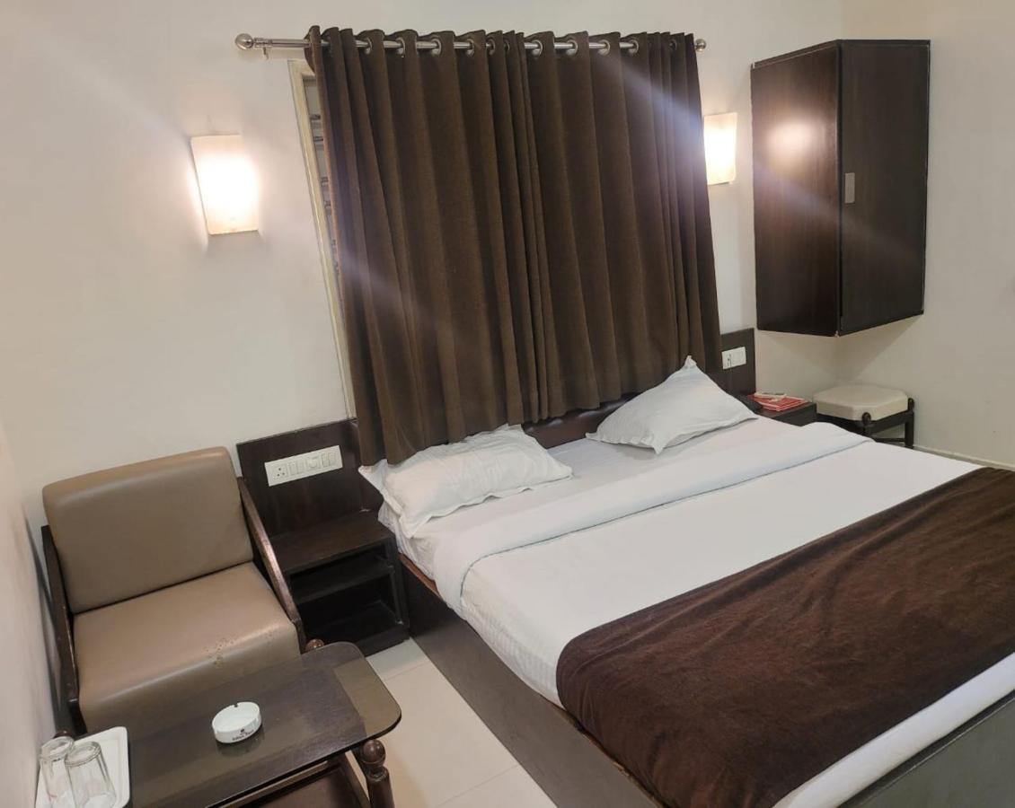 Hotel Golden Plaza à Ahmedabad Extérieur photo
