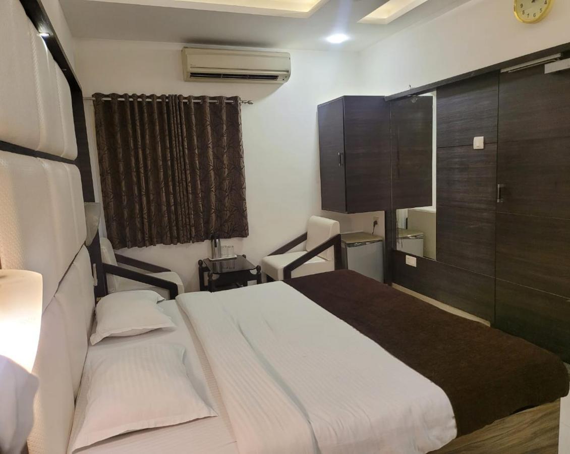 Hotel Golden Plaza à Ahmedabad Extérieur photo