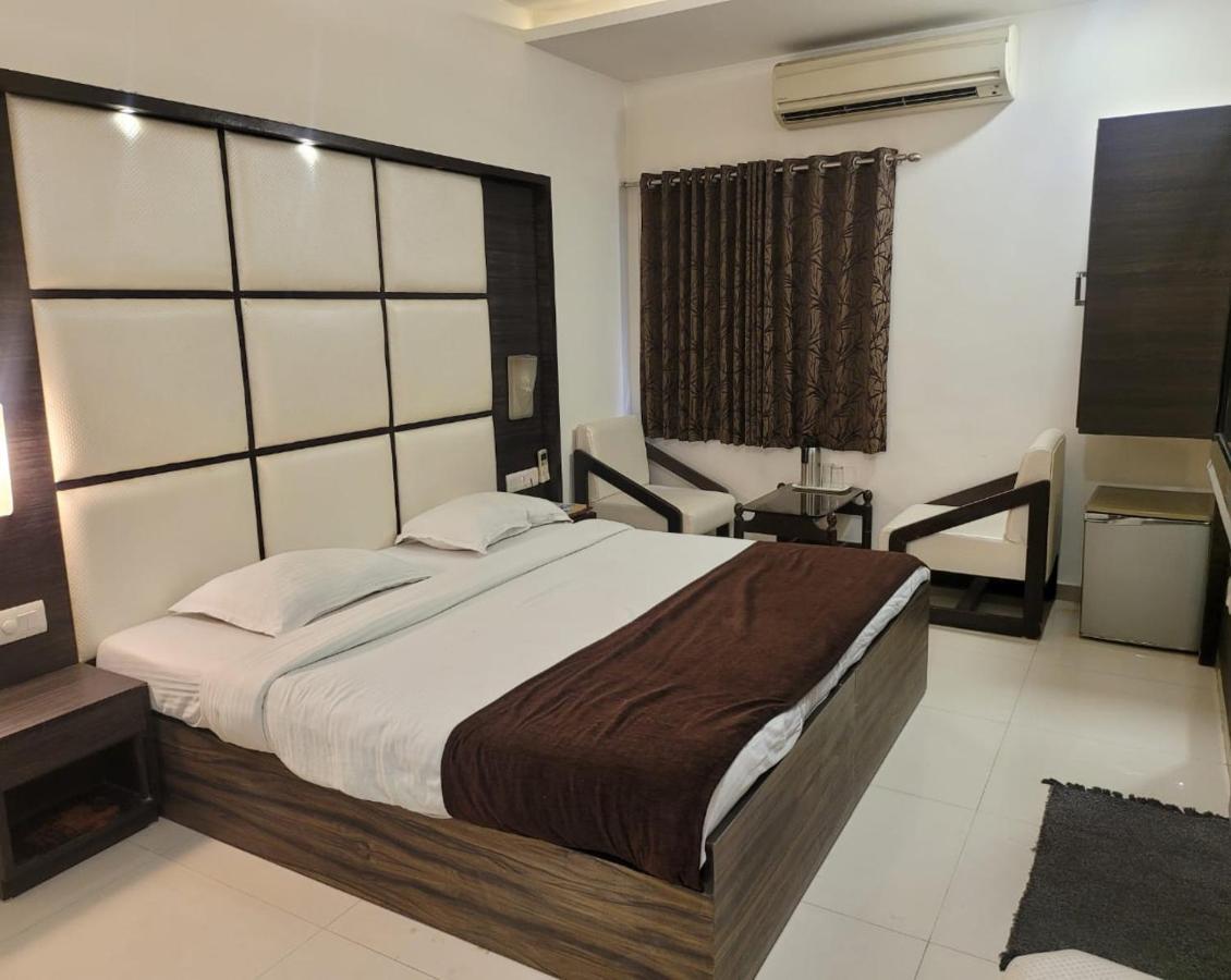 Hotel Golden Plaza à Ahmedabad Extérieur photo