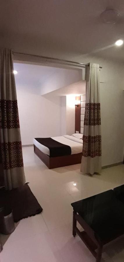 Hotel Golden Plaza à Ahmedabad Extérieur photo