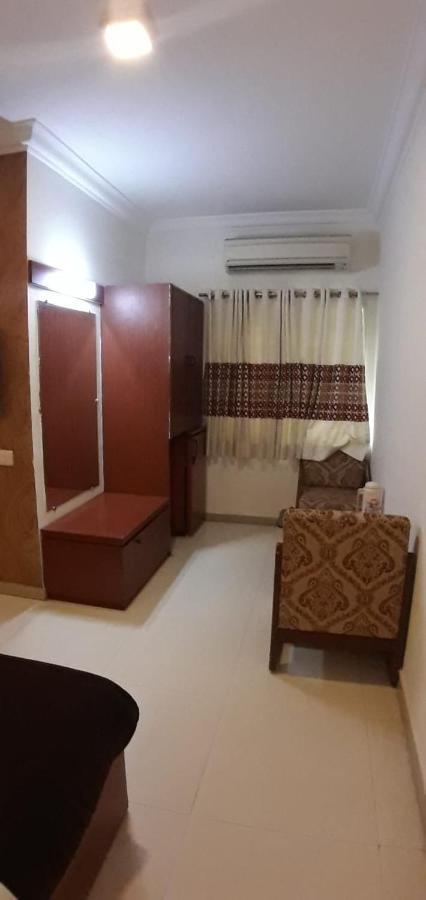 Hotel Golden Plaza à Ahmedabad Extérieur photo