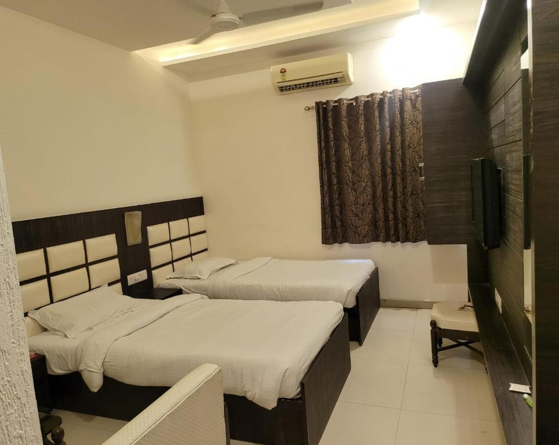 Hotel Golden Plaza à Ahmedabad Extérieur photo