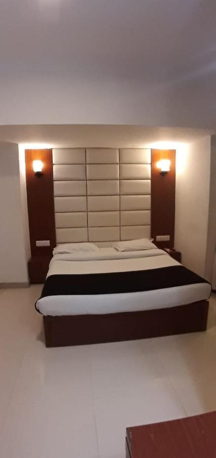 Hotel Golden Plaza à Ahmedabad Extérieur photo