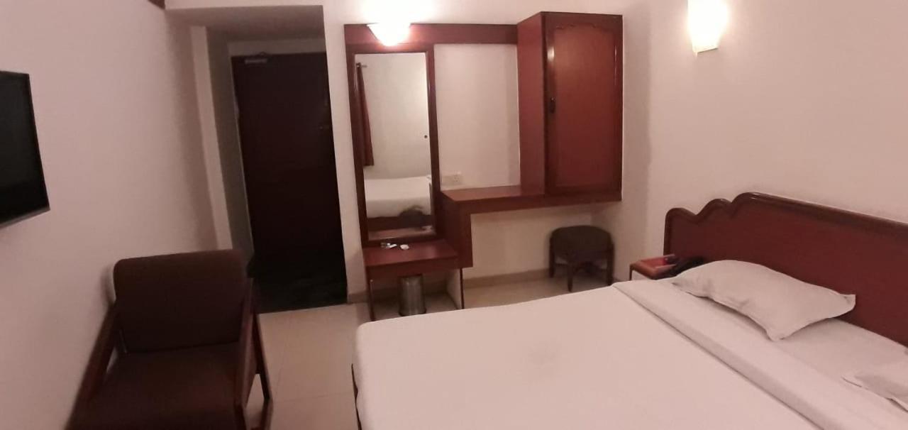Hotel Golden Plaza à Ahmedabad Extérieur photo