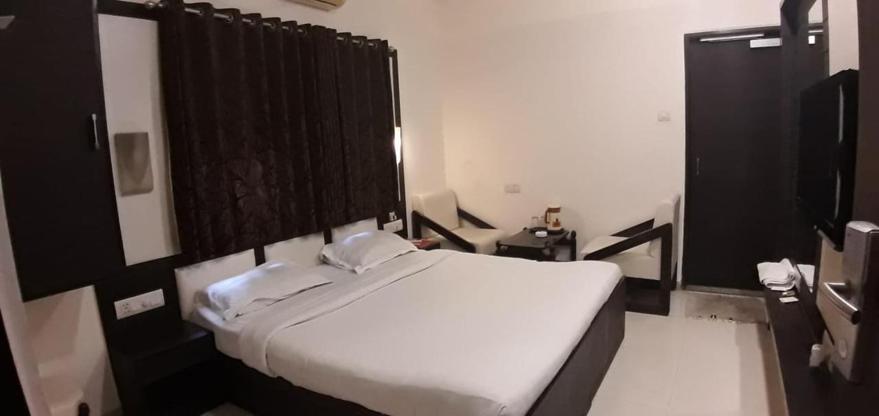 Hotel Golden Plaza à Ahmedabad Extérieur photo