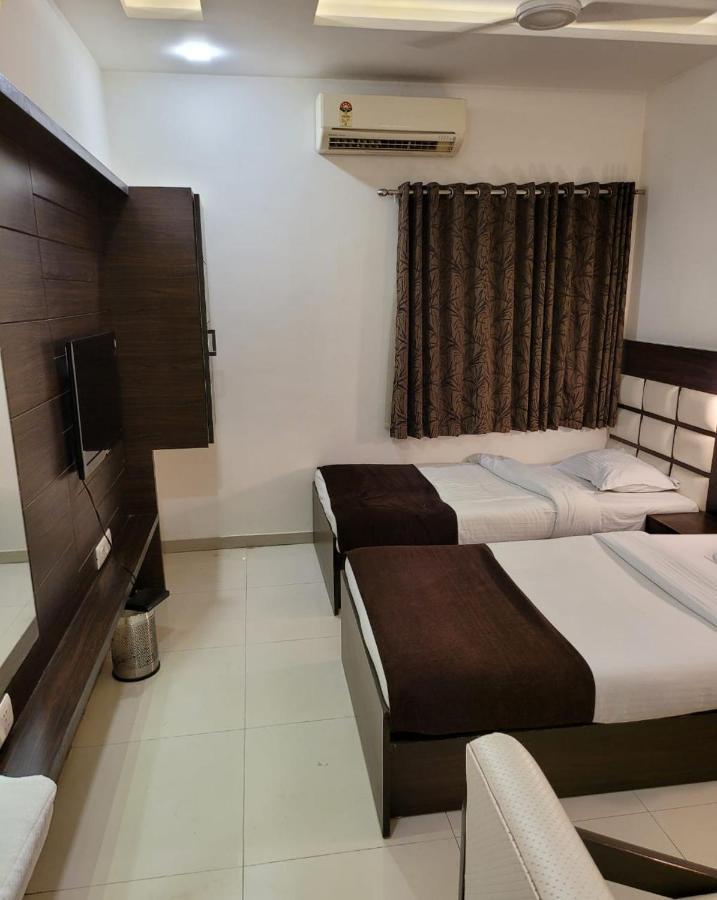 Hotel Golden Plaza à Ahmedabad Extérieur photo