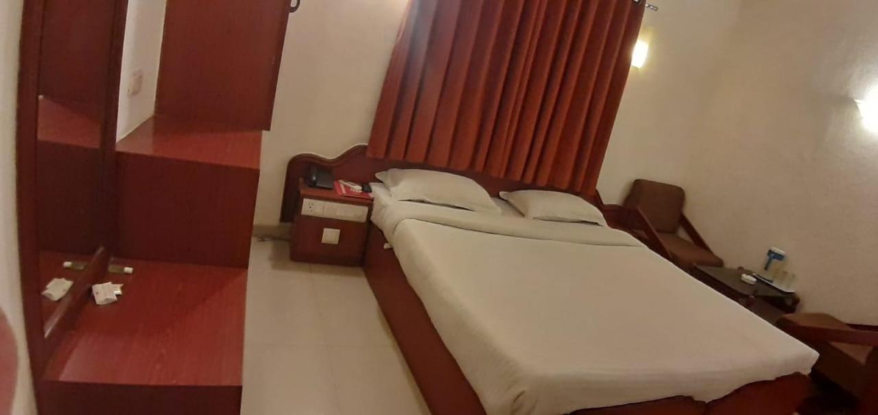 Hotel Golden Plaza à Ahmedabad Extérieur photo