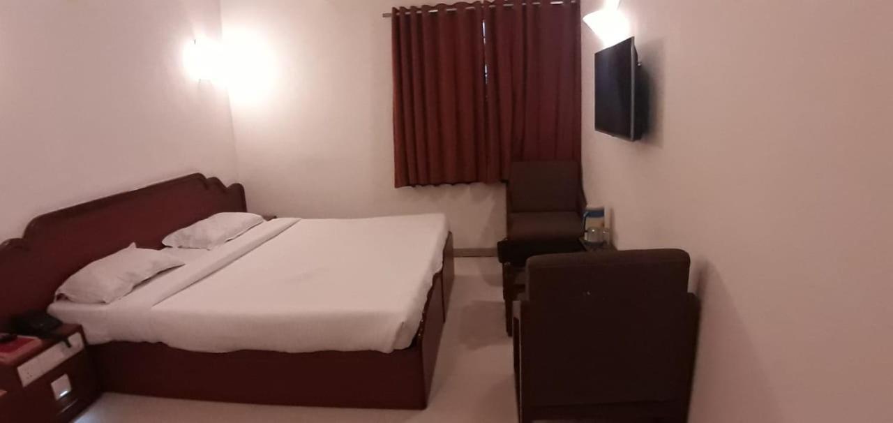 Hotel Golden Plaza à Ahmedabad Extérieur photo