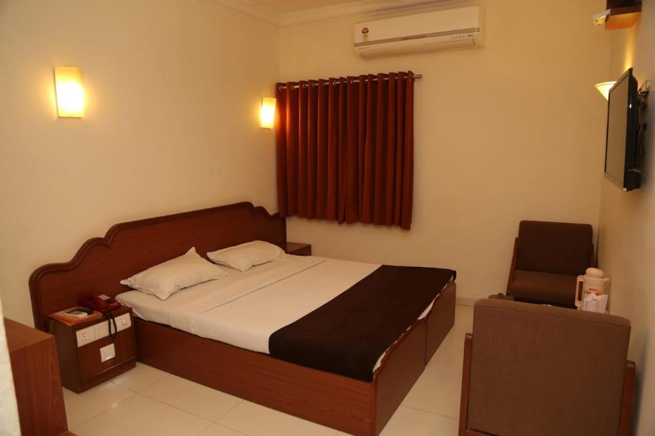 Hotel Golden Plaza à Ahmedabad Extérieur photo