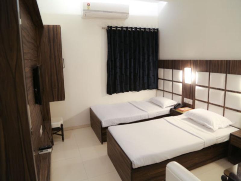 Hotel Golden Plaza à Ahmedabad Extérieur photo