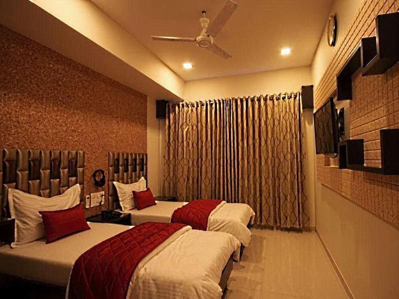 Hotel Golden Plaza à Ahmedabad Extérieur photo